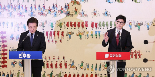 국민의힘 한동훈 대표가 지난 1일 오후 국회에서 열린여야 대표 회담에서 발언하고 있다. 왼쪽은 더불어민주당 이재명 대표. /연합뉴스